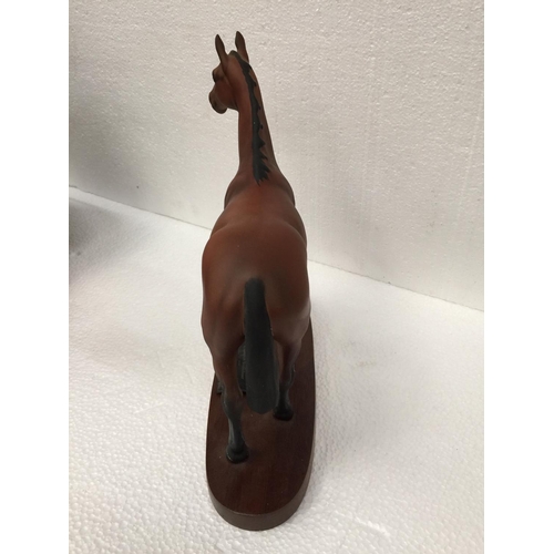 761 - A BESWICK FINE ART MODEL OF 'ARKLE' CHAMPION STEEPLECHASER ON A PLINTH