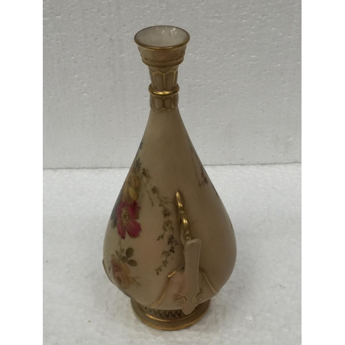 920 - A ROYAL WORCESTER HAND PAINTED BLUSH IVORY VASE MARKED 982 TO BASE