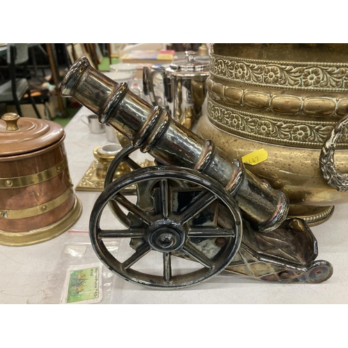 959 - TWO BRASS INKWELLS BOTH WITH LINERS, A COPPER AND BRASS BANDED STORAGE POT, 'POKER' CANON AND A BRAS... 