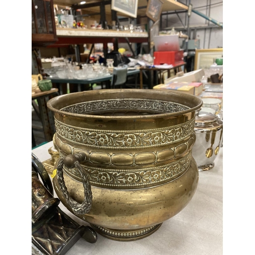 959 - TWO BRASS INKWELLS BOTH WITH LINERS, A COPPER AND BRASS BANDED STORAGE POT, 'POKER' CANON AND A BRAS... 