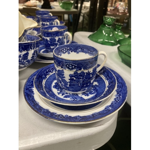 972 - A BLUE AND WHITE ORIENTAL PATTERNED TEASET TO INCLUDE CUPS, SAUCERS, SIDE PLATES, CREAM JUG AND SUGA... 