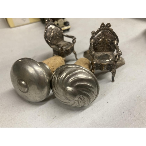 975 - A COLLECTION OF WHITE METAL ITEMS TO INCLUDE MINIATURE CHAIRS, A MINIATURE LADY FEEDING BIRDS AND CH... 