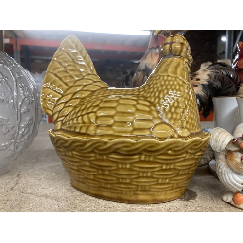 995 - A QUANTITY OF COCKEREL AND HEN THEMED ITEMS TO INCLUDE CUPS, HEN CROCK, FIGURES, ETC