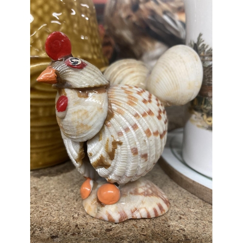 995 - A QUANTITY OF COCKEREL AND HEN THEMED ITEMS TO INCLUDE CUPS, HEN CROCK, FIGURES, ETC