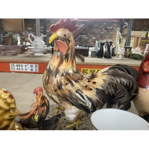 995 - A QUANTITY OF COCKEREL AND HEN THEMED ITEMS TO INCLUDE CUPS, HEN CROCK, FIGURES, ETC