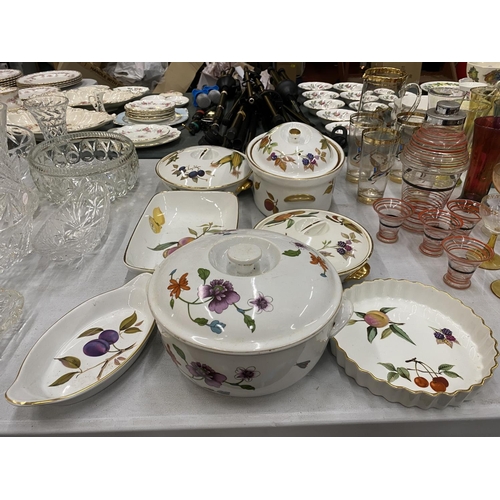 533 - SEVEN LARGE CERAMIC OVEN TO TABLE WARE ITEMS TO INCLUDE ROYAL WORCESTER EVESHAM