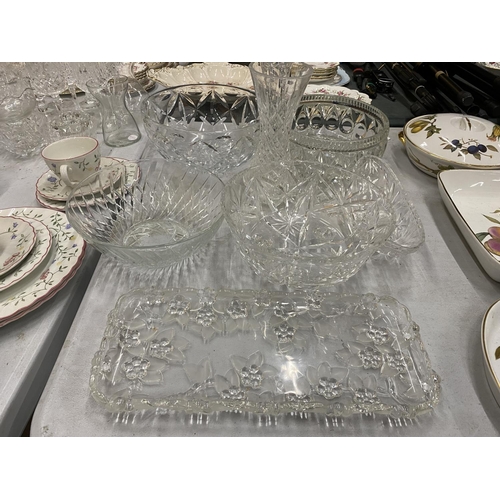 534 - VARIOUS ITEMS OF GLASSWARE TO IONCLUDE BOWLS, VASES ETC