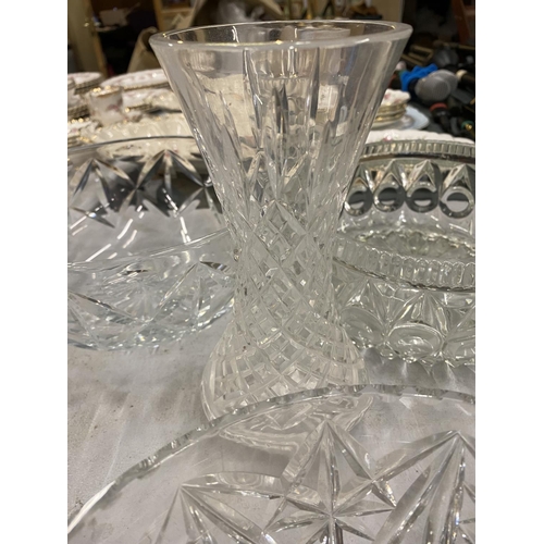 534 - VARIOUS ITEMS OF GLASSWARE TO IONCLUDE BOWLS, VASES ETC