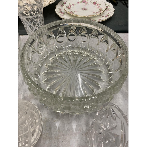 534 - VARIOUS ITEMS OF GLASSWARE TO IONCLUDE BOWLS, VASES ETC