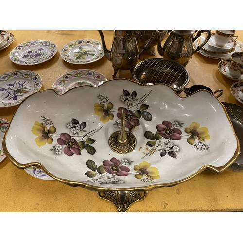 546 - A DECORATIVE CERAMIC TAZZA FRUIT BOWL WITH GILDING ON BRASS ROCOCO  STYLE STAND H 23CM W 38CM