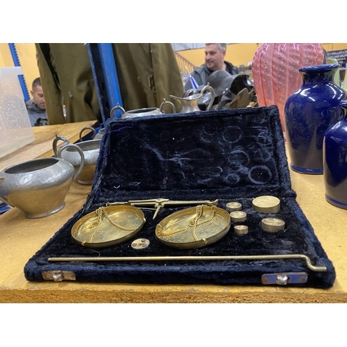 550 - SIX PIECES OF PEWTER TO INCLUDE JUGS AND BOWLS, A WOODEN HORSES HEAD AND A CASED BRASS SCALE SET