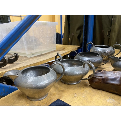 550 - SIX PIECES OF PEWTER TO INCLUDE JUGS AND BOWLS, A WOODEN HORSES HEAD AND A CASED BRASS SCALE SET