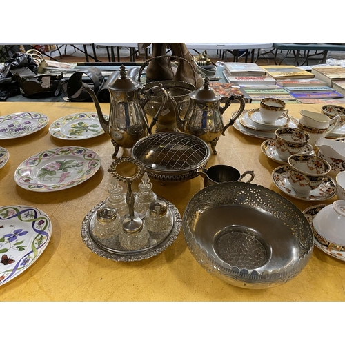 553 - A QUANTITY OF SILVER PLATED ITEMS TO INCLUDE A COFFEE POT, TEAPOT, HANDLED BASKET, BOWL, CRUET SET O... 