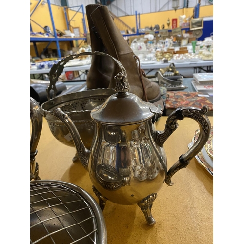 553 - A QUANTITY OF SILVER PLATED ITEMS TO INCLUDE A COFFEE POT, TEAPOT, HANDLED BASKET, BOWL, CRUET SET O... 