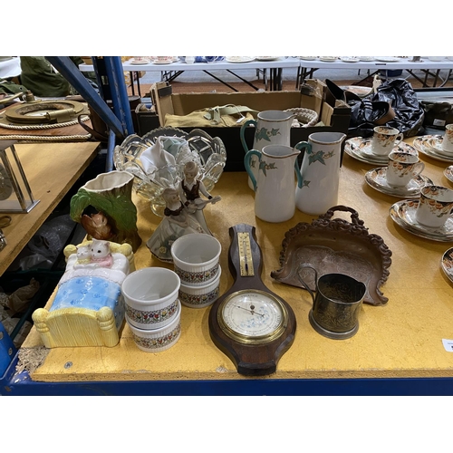 556 - A MIXED LOT TO INCLUDE A COPPER CRUMB TRAY, A BAAROMETER, LARGE GLASS BOWL, GRADUATED JUGS, FIGURES,... 