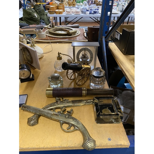 557 - A QUANTITY OF BRASSWARE TO INCLUDE BRASS WALL PISTOLS, TWO DRAWER TELESCOPE, MANTLE CLOCK, GLASS INK... 