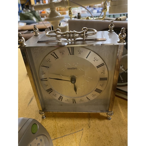 558 - A QUANTITY OF CLOCKS TO INCLUDE KITCHEN TIMERS, MANTLE CLOCKS, ALARM CLOCKS, PLUS A ROBERTS RADIO, V... 