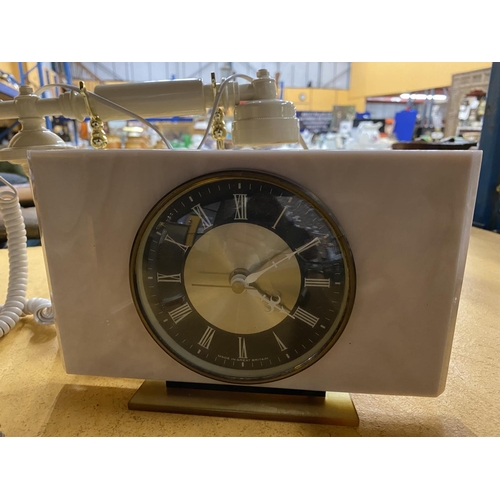 558 - A QUANTITY OF CLOCKS TO INCLUDE KITCHEN TIMERS, MANTLE CLOCKS, ALARM CLOCKS, PLUS A ROBERTS RADIO, V... 