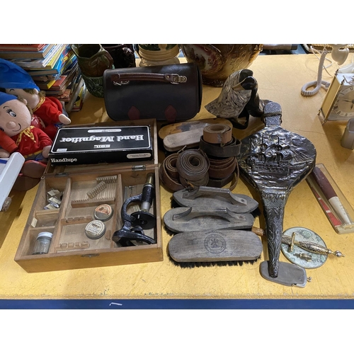 559 - A MIXED LOT TO INCLUDE SHOE SHINING BRUSHES, LEATHER BELTS, LEATHER BOWLS BAG, BELLOWS, MAGNIFYING G... 