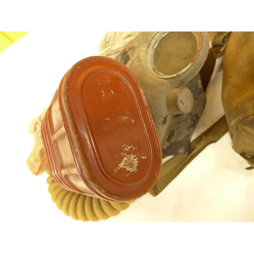 441 - A WORLD WAR II GAS MASK AND BAG DATED 1941