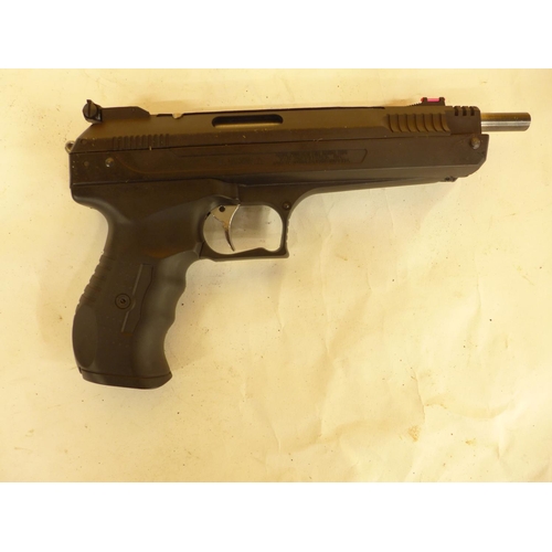 460 - A BEEMAN P17 SINGLE PUMP .177 CALIBRE AIR PISTOL, 22CM BARREL, SERIAL NUMBER 15060628, COMPLETE WITH... 