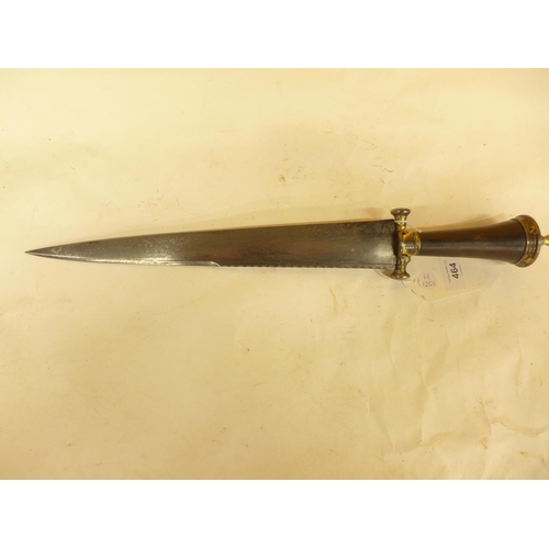 464 - A SUBSTANTIAL ANTIQUE SCOTTISH DIRK, 35CM BLADE WITH SAWBACK, WOODEN GRIP WITH GILT METAL MOUNTS