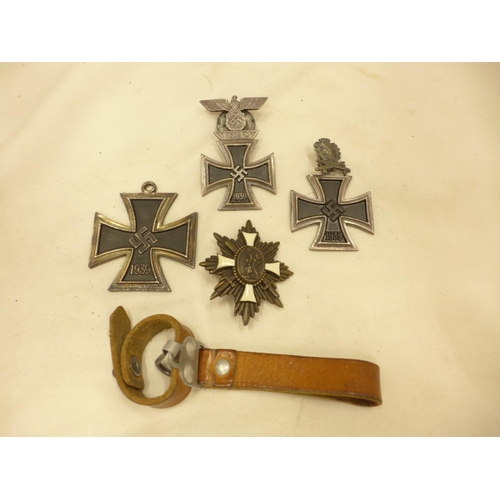 476 - A COLLECTION OF NAZI GERMANY IRON CROSS MEDALS, ENAMEL MEDAL AND A LEATHER DAGGER HOLDER OF UNKNOWN ... 