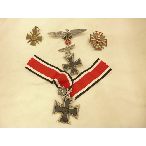 477 - A COLLECTION OF NAZI GERMANY IRON CROSS MEDALS, ENAMEL MEDAL BADGE, OF UNKNOWN AGE (5)