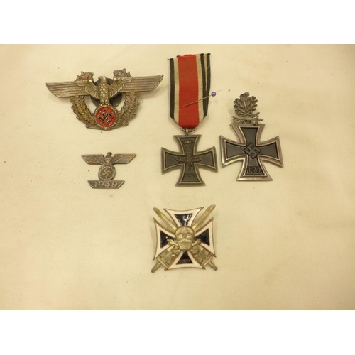 478 - A COLLECTION OF NAZI GERMANY IRON CROSS MEDALS, ENAMEL MEDAL BADGE, OF UNKNOWN AGE (5)