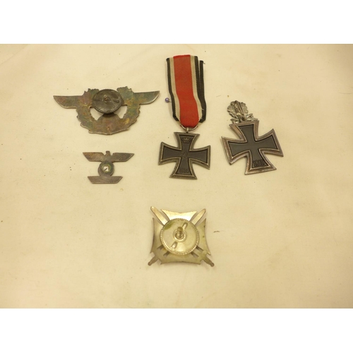 478 - A COLLECTION OF NAZI GERMANY IRON CROSS MEDALS, ENAMEL MEDAL BADGE, OF UNKNOWN AGE (5)