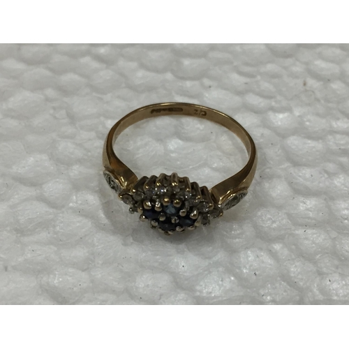 608 - A 9 CARAT GOLD RING WITH A CLUSTER OF SAPPHIRE AND CUBIC ZIRCONIA SIZE O