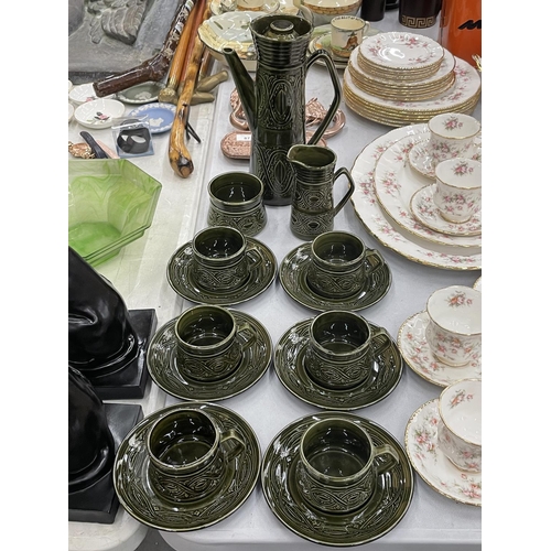 86 - AN ELLGREAVE POTTERY SAXONY DARK GREEN COFFEE SET TO INCLUDE A COFFEE POT, CREAM JUG, SUGAR BOWL, CU... 