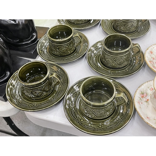 86 - AN ELLGREAVE POTTERY SAXONY DARK GREEN COFFEE SET TO INCLUDE A COFFEE POT, CREAM JUG, SUGAR BOWL, CU... 