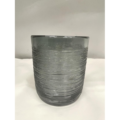 13 - A SPUN GLASS VASE POSSIBLY BY BENGT EDENFELDT 15CM HIGH