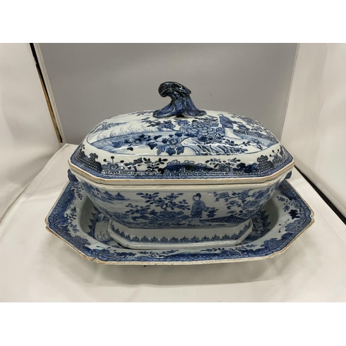 14 - A BELIEVED TO BE LATE 18TH/EARLY 19TH CENTURY CHINESE QING DYNASTY/NANKIN BLUE AND WHITE LARGE LIDDE... 