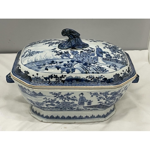 14 - A BELIEVED TO BE LATE 18TH/EARLY 19TH CENTURY CHINESE QING DYNASTY/NANKIN BLUE AND WHITE LARGE LIDDE... 