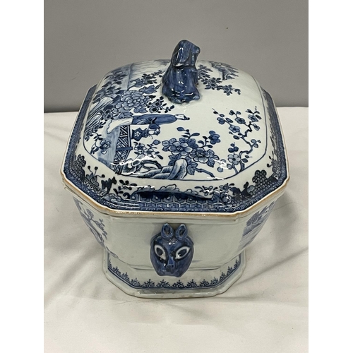 14 - A BELIEVED TO BE LATE 18TH/EARLY 19TH CENTURY CHINESE QING DYNASTY/NANKIN BLUE AND WHITE LARGE LIDDE... 