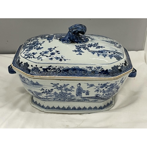 14 - A BELIEVED TO BE LATE 18TH/EARLY 19TH CENTURY CHINESE QING DYNASTY/NANKIN BLUE AND WHITE LARGE LIDDE... 