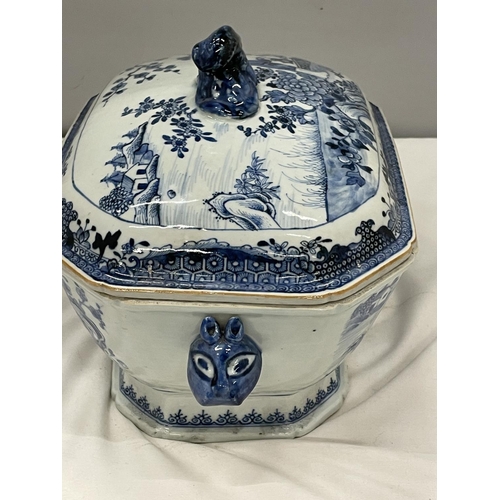 14 - A BELIEVED TO BE LATE 18TH/EARLY 19TH CENTURY CHINESE QING DYNASTY/NANKIN BLUE AND WHITE LARGE LIDDE... 