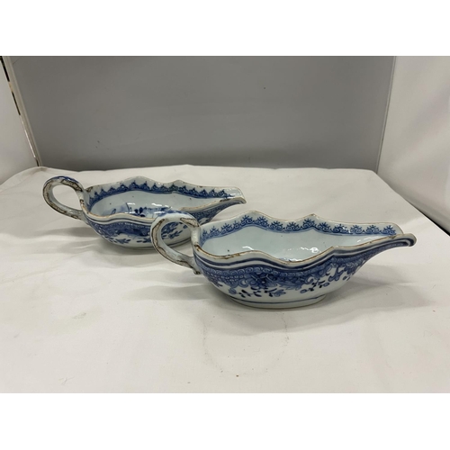 17 - A BELIEVED TO BE LATE 18TH/EARLY 19TH CENTURY CHINESE QING DYNASTY/NANKIN BLUE AND WHITE SAUCE DISHE... 