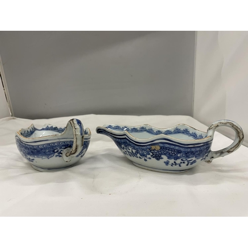 17 - A BELIEVED TO BE LATE 18TH/EARLY 19TH CENTURY CHINESE QING DYNASTY/NANKIN BLUE AND WHITE SAUCE DISHE... 