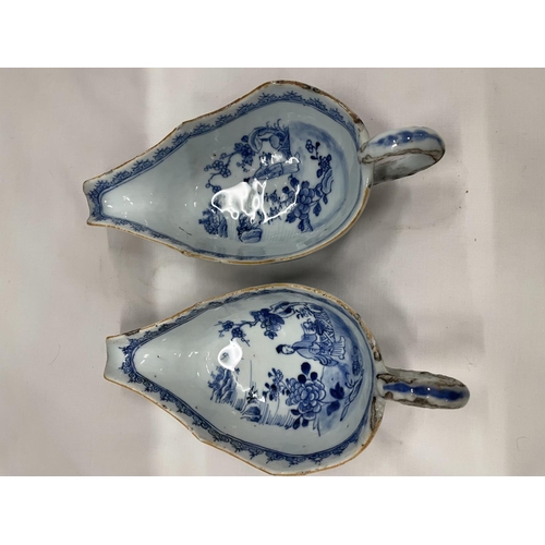 17 - A BELIEVED TO BE LATE 18TH/EARLY 19TH CENTURY CHINESE QING DYNASTY/NANKIN BLUE AND WHITE SAUCE DISHE... 