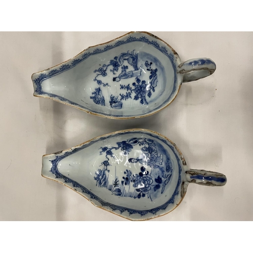 17 - A BELIEVED TO BE LATE 18TH/EARLY 19TH CENTURY CHINESE QING DYNASTY/NANKIN BLUE AND WHITE SAUCE DISHE... 