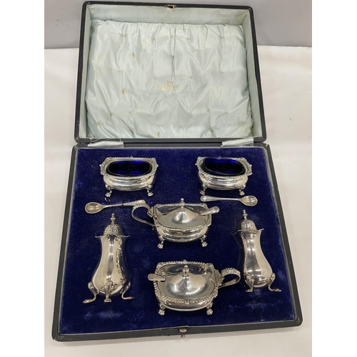 2 - A HALLMARKED BIRMINGHAM SILVER DOUBLE CRUET SET WITH TWO PEPPER POTS, TWO SALTS WITH BLUE GLASS LINE... 