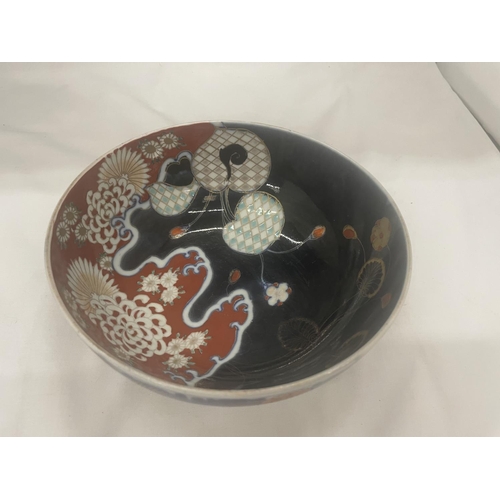 23 - AN ORIENTAL DISH DIAMETER 18.5CM