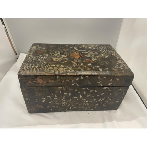 38 - AN ORIENTAL LAQUERED BOX WITH THE ROOSTER DESIGN