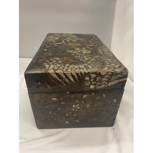 38 - AN ORIENTAL LAQUERED BOX WITH THE ROOSTER DESIGN