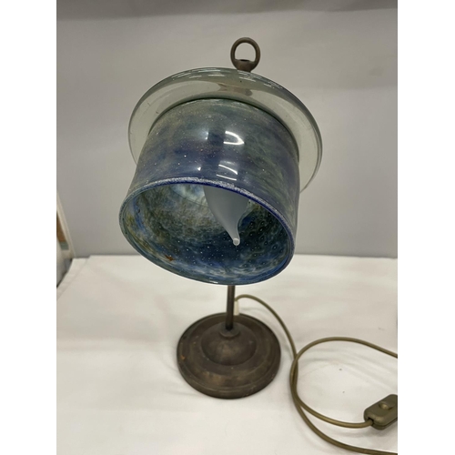 4 - A VINTAGE BRASS TABLE LAMP WITH ADJUSTABLE BLUE/GREEN GLASS SHADE