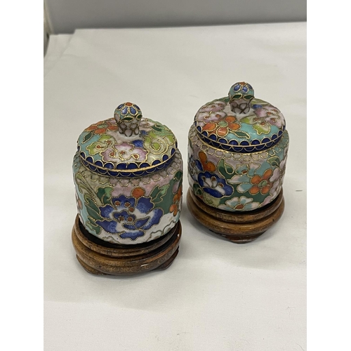 7 - VARIOUS CLOISONNE ITEMS TO INCLUDE A BLUE LIDDED POT ON A STAND, A PAIR OF LIDDED POTS ON STANDS AND... 