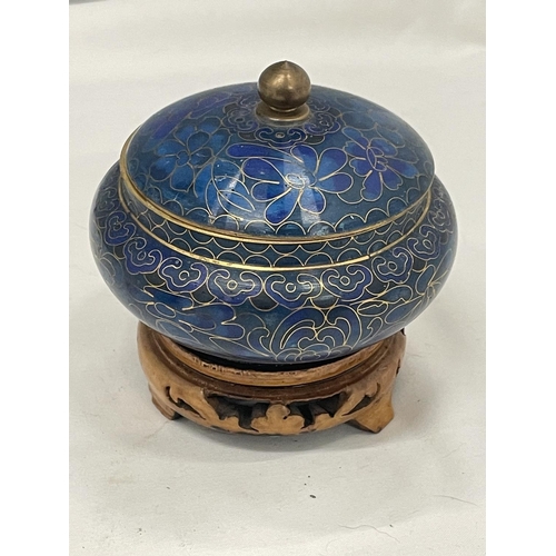 7 - VARIOUS CLOISONNE ITEMS TO INCLUDE A BLUE LIDDED POT ON A STAND, A PAIR OF LIDDED POTS ON STANDS AND... 